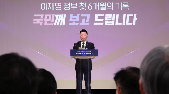 강훈식 비서실장은 7일 용산 대통령실에서 기자들고 만나 이재명 정부의 6개월 성과에 대해 발표했다. ⓒ 연합뉴스