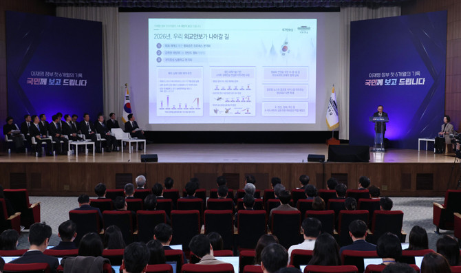 위 실장은 "2026년은 회복을 넘어 공약의 원년이 돼야 한다"고 강조하며, 북한과의 대화 재개를 통한 한반도 평화 공존 프로세스의 본격화를 위해 노력할 것이라고 했다. ⓒ 연합뉴스