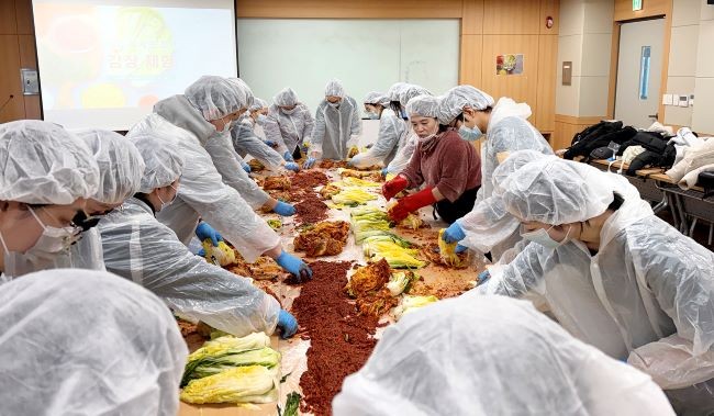 학생들이 김장을 하고 있다. ⓒ 영남이공대학교