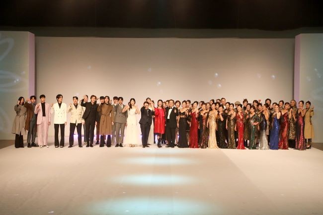 졸업패션쇼를 마치고 다같이 기념사진을 촬영하고 있다. ⓒ 영남이공대학교