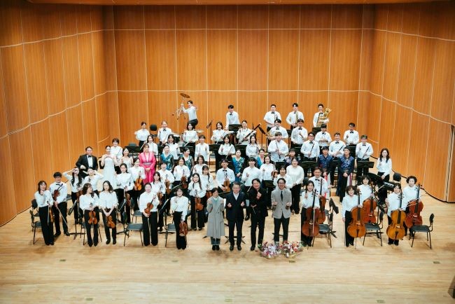 포항 효자아트홀에서 진행된 '같이라서 행복한 동행 음악회' 출연진 단체사진. ⓒ 포스코