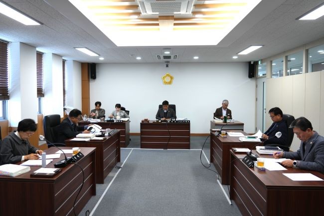 영천시의회 산업건설위원회는 제249회 제2차 정례회 기간 동안 조례안 등 16건의 안건을 처리했다. ⓒ 영천시의회