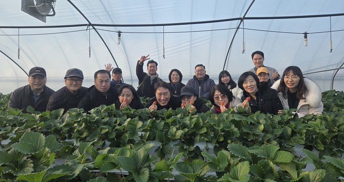 논산시 소셜미디어 홍보단이 양촌면 팸투어 답사 이후 기념촬영을 하고 있다. ⓒ 논산시