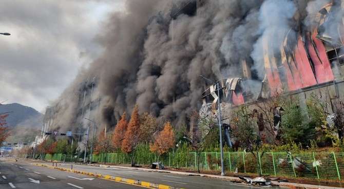 천안 이랜드패션 통합물류센터 화재 모습. ⓒ 충남도