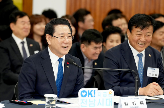 김영록 전남지사가 8일 영암 정책비전투어에서 환하게 웃고 있다. ⓒ 전남도