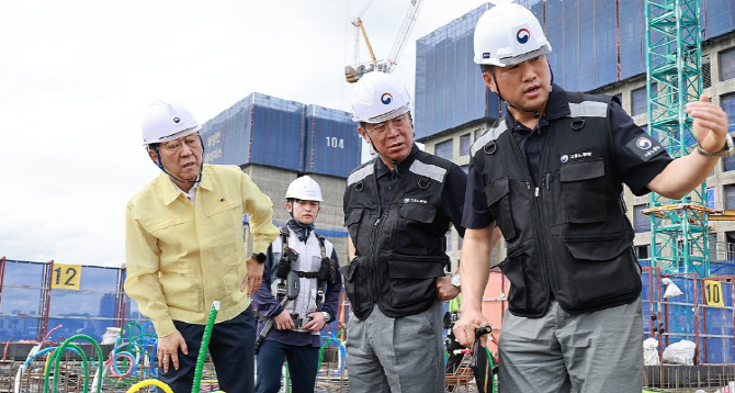 올해 9월, 고용노동부와 국토교통부가 서울 신축 공사 현장을 찾아 합동 점검을 하고 있다. © 연합뉴스