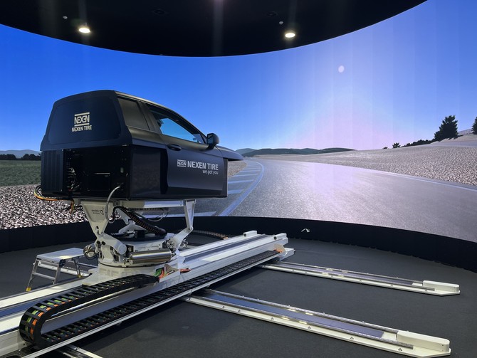 마곡 중앙연구소에 위치한 드라이빙 시뮬레이터. ⓒ 넥센타이어