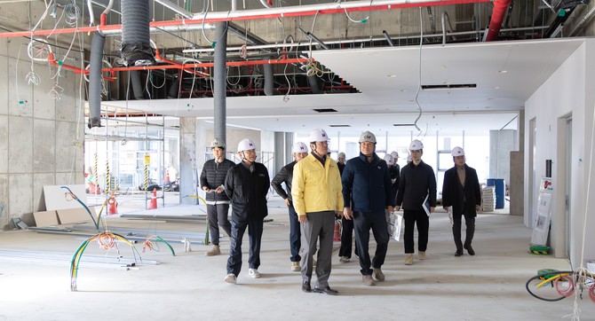 김돈곤 군수가 지난 8일 청년셰어하우스 '함께살아U'를 관계 공무원 등과 함께 점검하고 있다. ⓒ 청양군