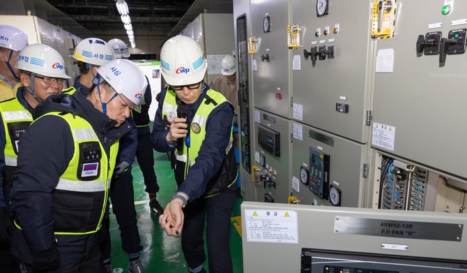 이정복 사장이 지난 8일 겨울철 전력수급 대책기간을 대비한 전사 전력수급대책 화상회의와 현장 점검을 진행하고 있다. ⓒ 서부발전
