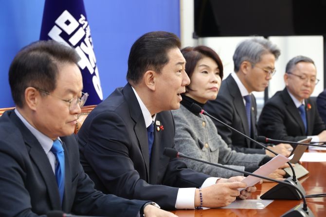 9일 서울 여의도 국회에서 열린 더불어민주당 원내대책회의에서 발언하고 있는 김병기 더불어민주당 원내대표. © 연합뉴스