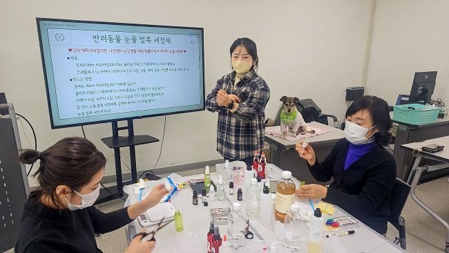 지난 9월22일부터 12월8일까지 수성구 평생학습관에서 대구보건대학교 평생교육원과 수성구청이 협력해 진행한 '도우미견을 활용한 반려인 교육'이 진행되고 있다. ⓒ 대구보건대학교
