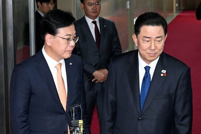 김병기 더불어민주당 원내대표(오른쪽)와 송언석 국민의힘 원내대표가 9일 서울 여의도 국회에서 회동을 가진 뒤 의장실을 나서고 있다. © 연합뉴스