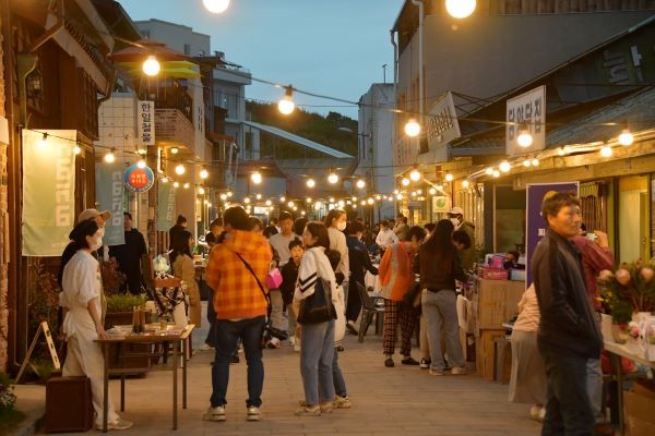 ‘2025 담주 다미담예술구 쓰담길 야시장 월담’ 모습. ⓒ 담양군