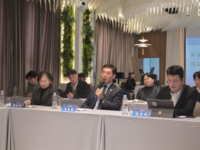 김봉철 부산시 디지털경제실장이 '제1회 부산 글로벌 해운허브 구축·북극항로 선원 육성 포럼'에서 인사말을 하고 있다. ⓒ 프라임경제