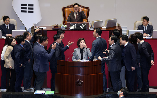 9일 국회 본회의에서 국민의힘 나경원 의원이 ‘가맹사업거래의 공정화에 관한 법률’ 개정안을 두고 무제한 토론을 진행하고 있다. © 연합뉴스