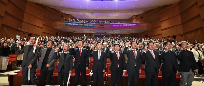 김태흠 지사가 지난 9일 충남도청 문예회관에서 열린 대전충남 행정통합 행사에서 구호를 외치며 퍼포먼스를 진행하고 있다. ⓒ 충남도