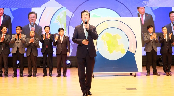 김태흠 지사가 지난 9일 충남도청 문예회관에서 열린 대전충남 행정통합 행사에서 통합 추진의 시급성을 강조하고 있다. ⓒ 충남도