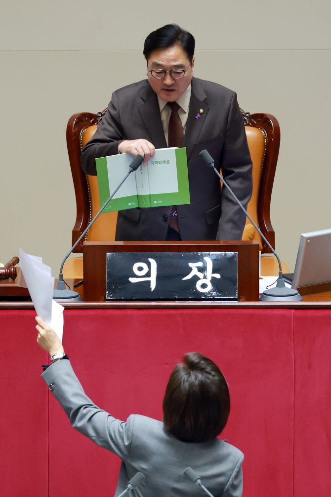 9일 국회 본회의에서 가맹사업거래 공정화법 개정안에 대한 무제한토론 도중, 우원식 국회의장이 의제와 무관한 발언이라며 마이크를 차단하자 나경원 국민의힘 의원이 항의하고 있다. © 연합뉴스