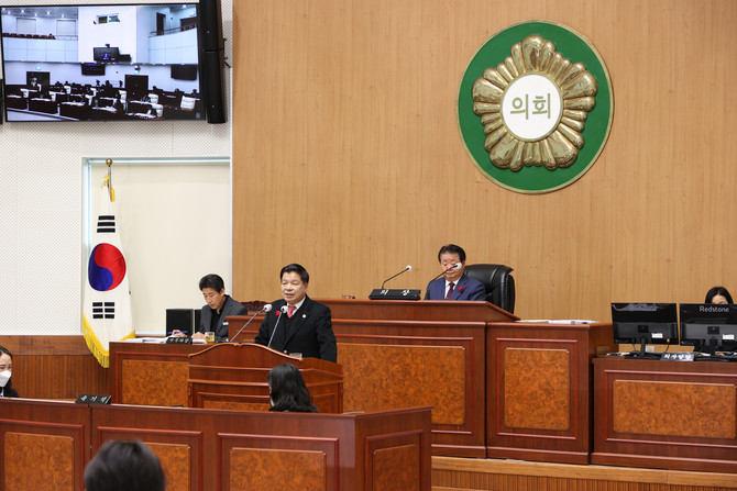 이상근 고성군수가 '제306회 고성군의회 제2차 정례회 제2차 본회의'에 참석해 7139억원 규모의 '2026년도 예산안'을 제출하고 군정운영방향을 제시하고 있다. ⓒ 고성군