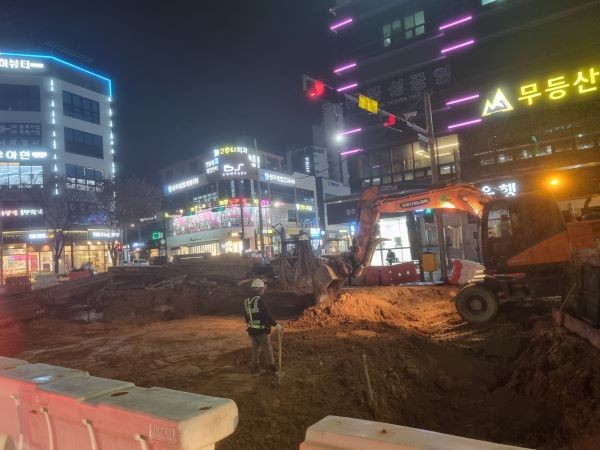 광주 도시철도 2호선 1단계 구간 중 운천저수지 인근 도로에서에서 야간작업이 진행되고 있다. ⓒ 프라임경제