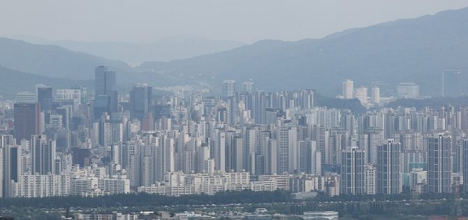 내년 상반기까지 지방 주택담보대출에는 현행대로 2단계 스트레스 총부채원리금상환비율(DSR)이 적용된다. © 연합뉴스