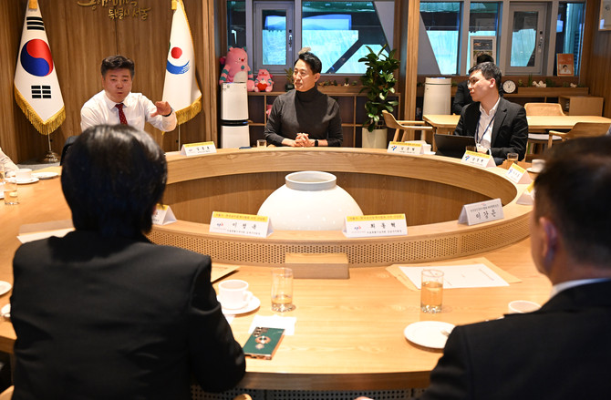 오세훈 서울시장이 10일 한국공인중개사협회 관계자들과 부동산 거래 안정화에 대한 현장 목소리를 청취하고 있다. © 서울시