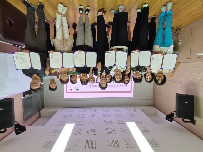 지난 8월부터 12월까지 대구보건대학교 평생교육원과 대구시 남구청이 연계해 두 차례에 걸쳐 운영한 간병사 양성과정을 마치고 참여자들이 기념촬영을 하고 있다. ⓒ 대구보건대학교