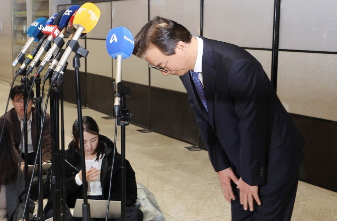 전재수 해양수산부 장관이 11일 '유엔해양총회' 유치 활동을 마치고 귀국해 입장을 밝힌 뒤 인사하고 있다. © 연합뉴스