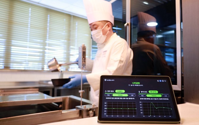 삼성웰스토리가 개발한 자동염도계를 통해 배식 중인 국의 염도, 온도 정보가 고객에게 실시간으로 안내되고 있다. ⓒ 삼성웰스토리