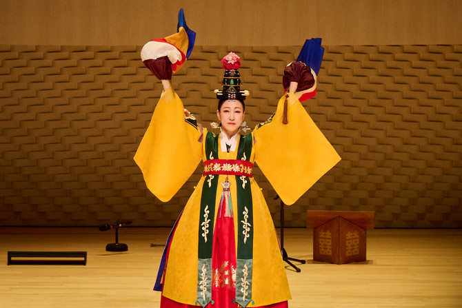 지난 10일 부산콘서트홀에서 열린 '제6회 크라운해태 한음회' 부산공연에서 이미주 명무가 춘앵전을 공연하고 있다. ⓒ 크라운해태