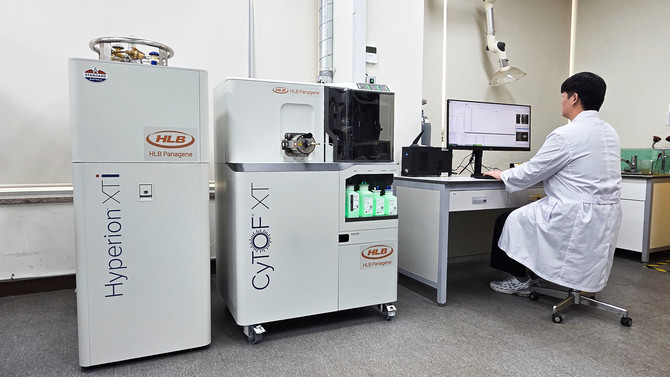 HLB파나진 연구원이 최근 설치를 완료한 공간단백체 분석 장비 '하이페리온 XTi 이미징 시스템'을 사용하고 있다. ⓒ HLB파나진