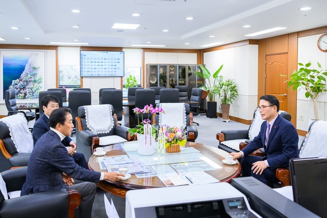 장충남 군수(오른쪽)가 지난 8일 경남도의회를 방문해 최학범 의장과 '농어촌기본소득' 경남도 예산 복원의 필요성에 대한 면담을 하고 있는 사진. ⓒ 남해군