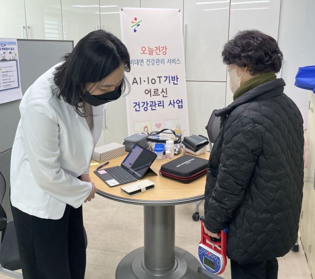 울진군은 지난 3월부터 관내 만 65세 어르신 360명을 대상으로 추진해 온 'AI·IoT기반 어르신건강관리사업'을 성공적으로 마무리했다. ⓒ 울진군