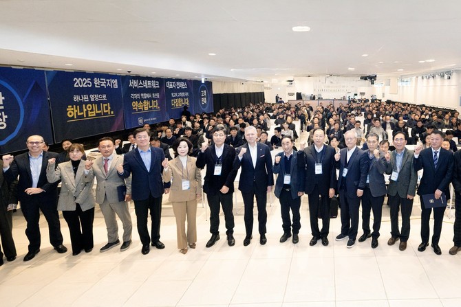 전국 협력 서비스 및 판매 네트워크 대표자 컨퍼런스 행사장에서 기념사진을 촬영하고 있는 한국GM 임직원들과 전국 협력 서비스센터 및 판매 네트워크 대표들. ⓒ 한국GM