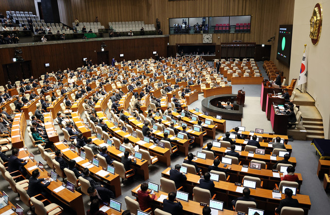 11일 국회에서 열린 12월 임시국회 1차 본회의에서 가맹사업거래의 공정화에 관한 법률 일부개정법률안이 통과되고 있다. ⓒ 연합뉴스