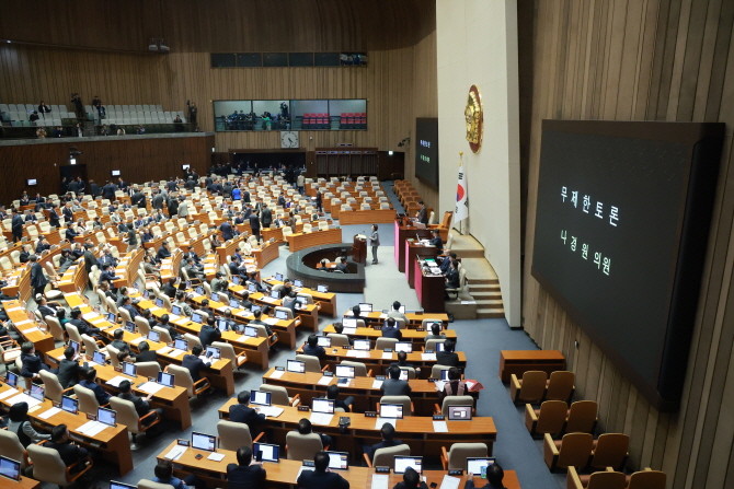 지난 9일 국회 본회의에서 나경원 국민의힘 의원이 가맹사업거래의 공정화에 관한 법률 일부개정법률안에 대해 무제한 토론을 시작한 가운데 더불어민주당 일부 의원이 본회의장을 퇴장하고 있다. © 연합뉴스