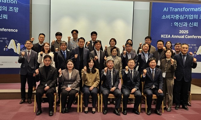 (좌측 첫번째줄부터) △이우진 KCEA 공동부회장(CJ제일제당 부사장) △김성숙 소비자정책위원회 민간위원장 △이선영 KCEA 회장(CJ ENM 커머스부문 대표이사) △남동일 공정거래위원회 부위원장 △윤수현 한국소비자원 원장 △신승업 KCEA 공동부회장(에너넷 대표이사). ⓒ KCEA