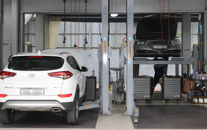 경기도 용인시 한 차량정비소에서 정비사들이 차량을 점검하고 있다. ⓒ 연합뉴스