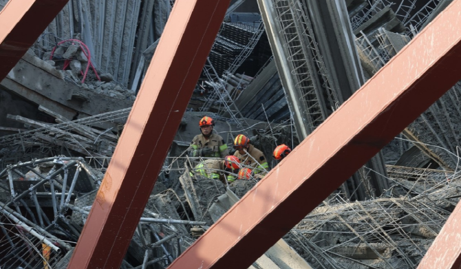 11일 광주 서구 광주대표도서관 공사현장에서 철골 구조물이 붕괴돼 구조대가 매몰 작업자 구조 활동을 하고 있는 모습. © 연합뉴스