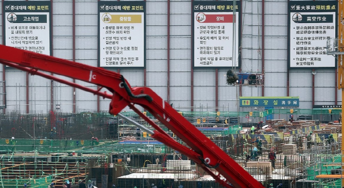 불법 하도급에 대한 영업정지와 과징금 처분 수준이 대폭 강화될 예정이다. © 연합뉴스