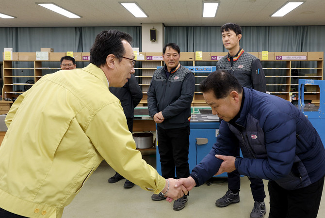 곽병진 우정사업본부장 직무대리가 11일 무주우체국을 방문해 한랭질환 예방을 위한 현황을 점검하고 집배원 등 종사원들을 격려하고 있다. ⓒ 우정사업본부