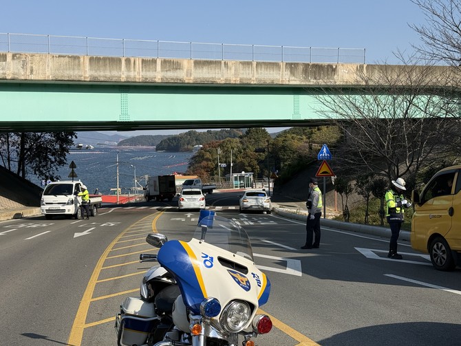 통영경찰서가 음주운전 우려가 높아지는 연말연시를 맞이해 관내 유흥가 및 주요 도로에서 음주운전 집중단속을 실시하고 있다. ⓒ 통영경찰서