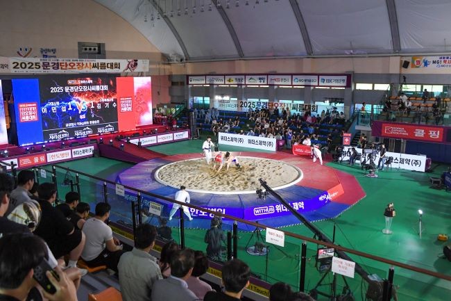 오는 16일부터 20일까지 대한씨름협회 주최, 문경시씨름협회와 문경시체육회 주관으로 문경실내체육관에서 '위더스제약 2025 민속씨름 문경오미자 장사씨름대회'를 개최한다. ⓒ 문경시