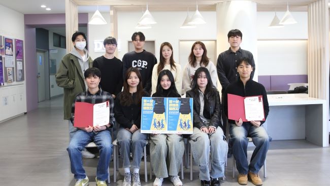 왼쪽부터 시계방향으로 민병운 교수, 신규민·구민기·지다은·박지우·손경현·채도균·이주경·김나연·김의진·황찬희 학생. ⓒ 대구가톨릭대학교