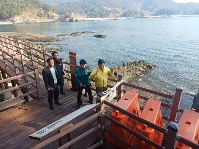 이상근 고성군수가 상족암군립공원 일원에서 추진되고 있는 고성공룡박물관 리모델링 사업 및 남부권 광역관광 개발사업(상족암 디지털 놀이터 명소화 사업) 현장을 찾아 진행 상황을 점검하고 있다. ⓒ 고성군