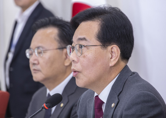 송언석 원내대표가 12일 국회에서 기자간담회를 열고 통일교로부터 금전적인 지원을 받은 사람은 누구든지 예외 없이 조사해야 한다고 강조했다. © 연합뉴스