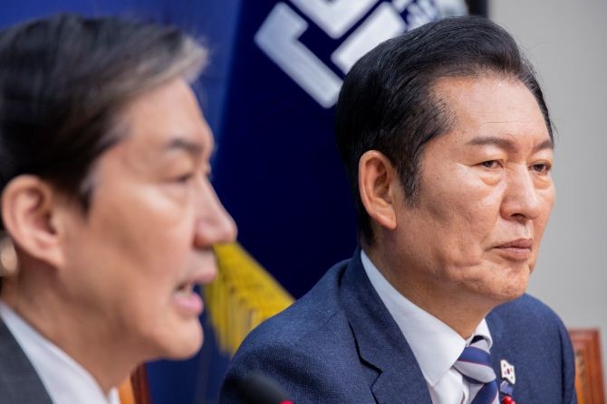 정치개혁 연석회의에서 조국 조국혁신당 대표의 발언을 듣고 있는 정청래 더불어민주당 대표. © 연합뉴스