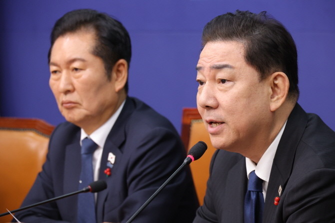김병기 더불어민주당 원내대표(오른쪽). © 연합뉴스