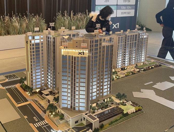 서울 강남구 자이갤러리 3층에 마련된 역삼센트럴자이 견본주택 내부. 한 관람객이 단지 모형도를 살펴보고 있다. = 박선린 기자