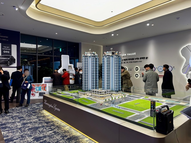 방문객들은 단순 관람보다는 청약 조건과 평면 차이를 비교하며 실질적인 검토에 나섰다. =김주환 기자